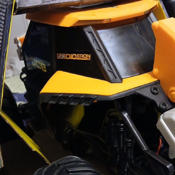 JCB Digatron Remote Control Truck - Black and Yellow. - Picture 4 of 10